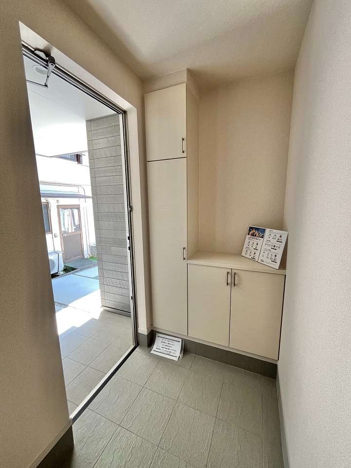 玄関、雨が吹き込みにくい、人目が気にならない　心配りなおもてなし設計