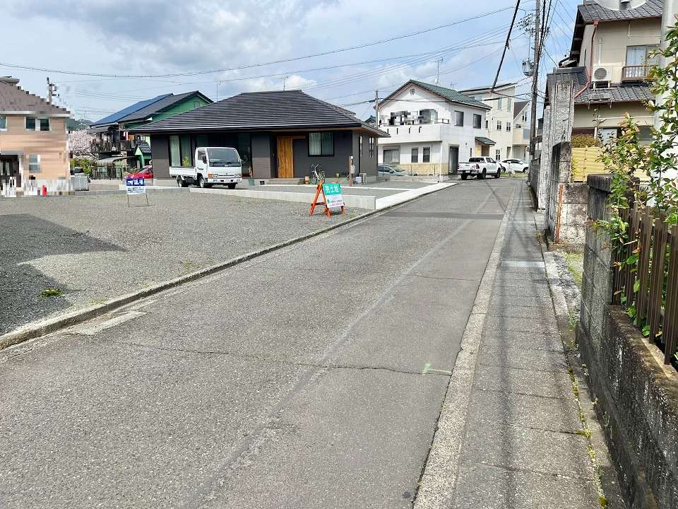 前面道路＋隣地が平屋な為スッキリした住空間